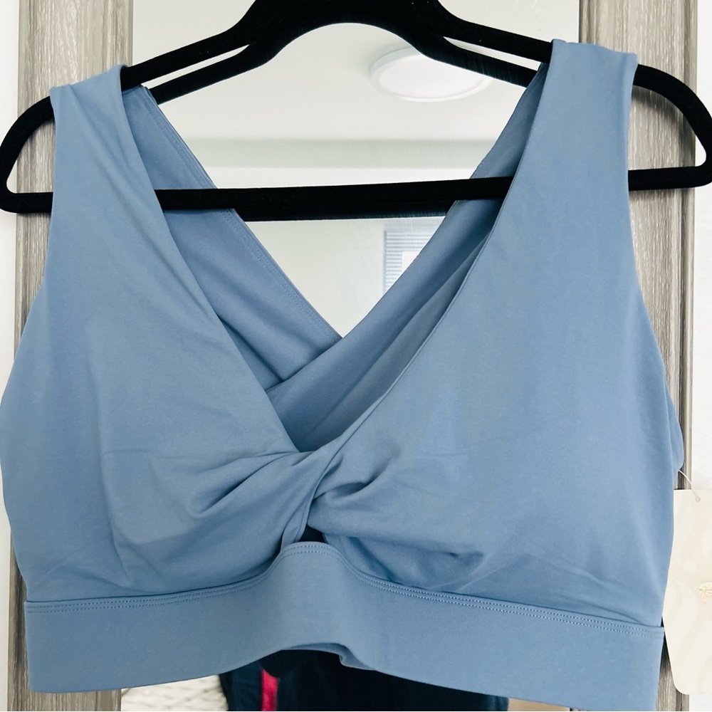 Fabletics NWT Sports Bra Womens 2X Blue Twist Front Stretch Moisture Wicking